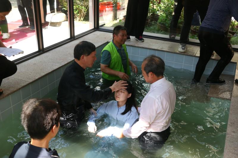 A pastor administered a water immersion baptism to a female seeker at Bache Church in Suzhou, Jiangsu, on July 23, 2024.