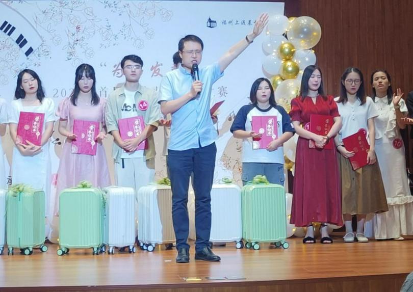 Rev. Nian Xiaoliang delivered the closing prayer for the inaugural youth singing competition themed "Voice for the Lord" at Shangdu Church in Fuzhou, Fujian, with winning singers standing by, on July 27, 2024.