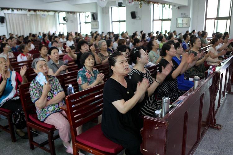 Believers attended a praise meeting held at Lvhua Street Church in Tiedong District, Anshan City, Liaoning Province, on July 31, 2024.