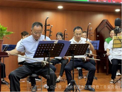 Believers played a hymn with erhu after attending an erhu training class during a Sunday worship service at Yushui Church in Xinyu City, Jiangxi Province, on July 28, 2024.