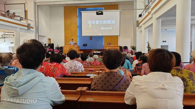  Pastor Gai Liheng from Yantai CC&TSPM delivered a sermon with the title of "Seeking the Greatest Healing" during a summer retreat hosted at Penglai District Church in Yantai, Shandong, on August 4, 2024.