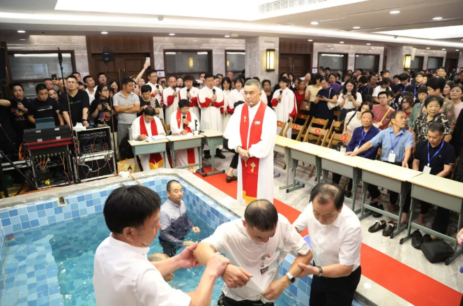 Sicheng Church conducted an immersion baptism and sprinkling baptism in Hangzhou City, Zhejiang Province, on August 4.