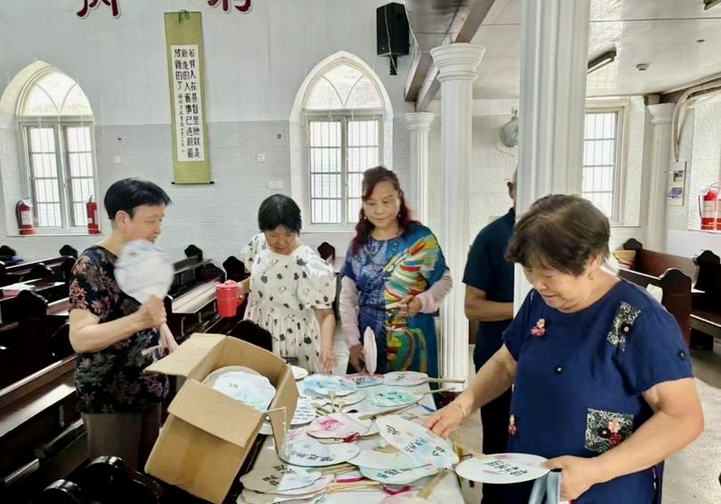 Believers made exquisite lacquer fans at the Zhendao Church in Zhenjiang City, Jiangsu Province.