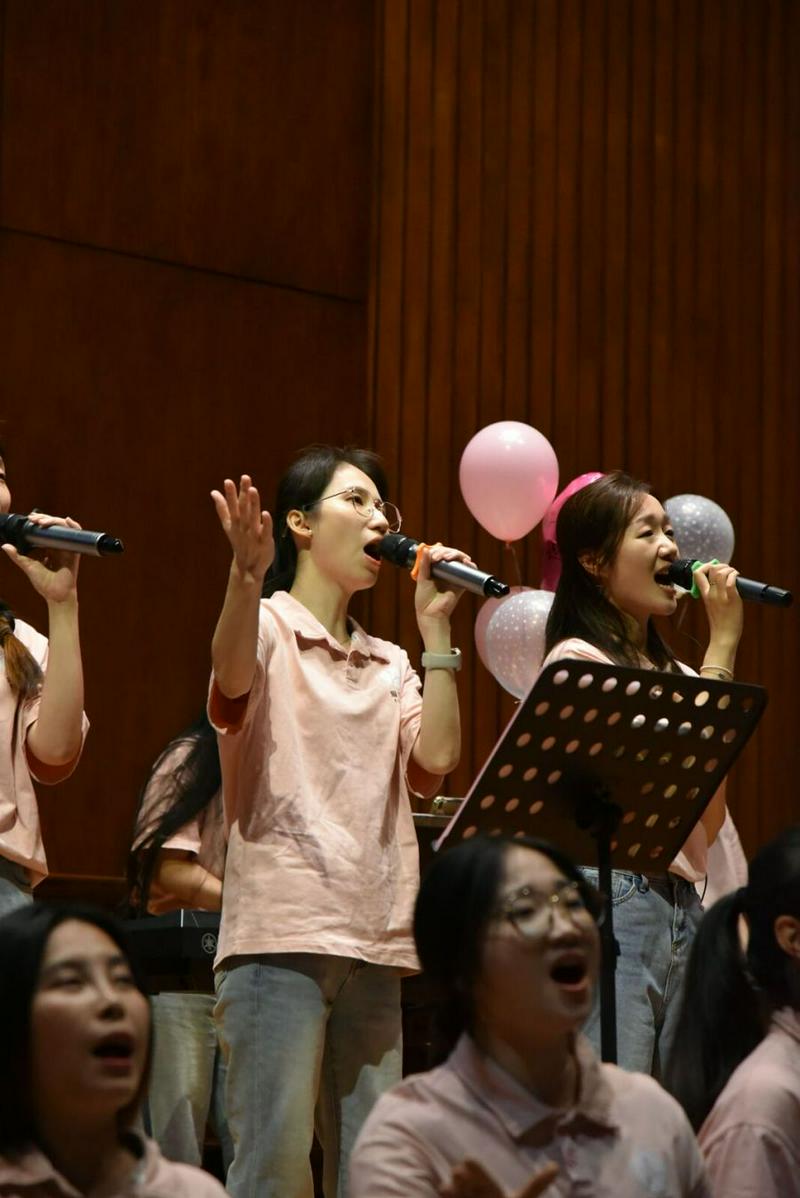 Young believers sang at the "It’s All for Love" praise gathering at Shangdu Church in Fuzhou City, Fujian Province, on Chinese Valentine's Day, August 10, 2024.