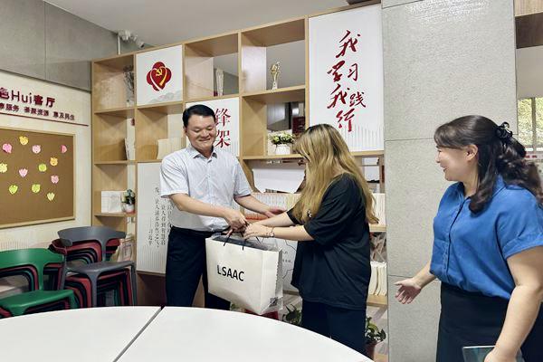 Rev. Liu Zhiguo from Shishan Church distributed gifts to a student in the Xinsheng Xinyuan community, Suzhou City, Jiangsu Province, on August 6, 2024.