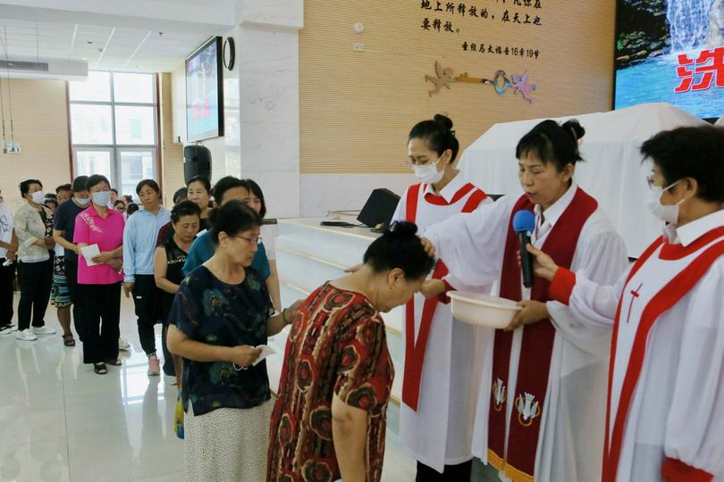 Rev. Jiang Mao baptized seekers in the Xingsheng Church, Tiexi District, Anshan City, Liaoning Province, on August 18, 2024.