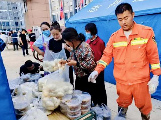 The Qiaogou gathering site in Zhidan County mobilized its members to participate in flood relief activities in Yan'an City, Shaanxi Province, on August 8, 2024.