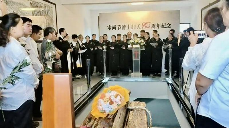 The choir sang hymns and praises in memory of Dr. John Sung Shang Chieh during the memorial service on the 80th anniversary of his death, which was conducted at his newly completed cemetery in his hometown in Putian City, Fujian Province, on August 18, 2024.