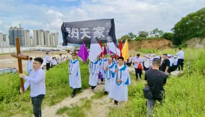 Staff members of the Kengbei Church led the congregation to enter the cemetery of Dr. John Sung Shang Chieh in Putian City, Fujian Province, on August 18, 2024.