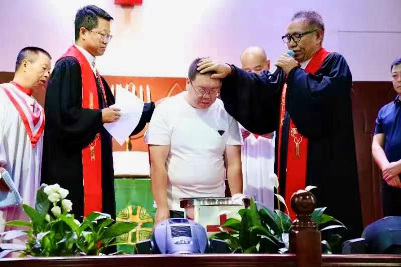 A seeker was baptized during an autumn baptism ceremony for 53 seekers in Linfen City, Shanxi Province, on August 18, 2024.