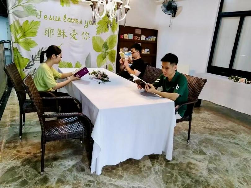 People read books in the free reading sector of the care station in Beimen Church in Zhangzhou City, Fujian Province.