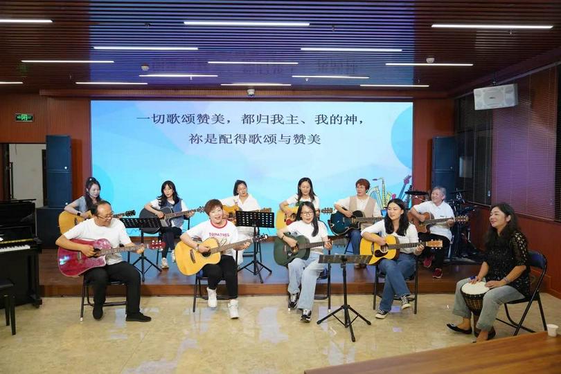 Believers performed with different instruments to praise the Lord at the graduation performance of the first session of the "150 Fellowship" at Beichen Church in n Kunming City, Yunnan Province, on August 28, 2024. 