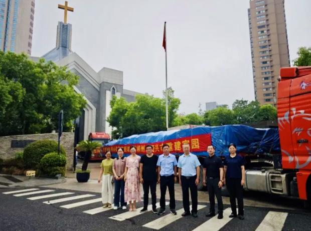 A group photo was taken in front of Chongyi Church as a large truck carrying nearly one million yuan worth of disaster relief supplies departed for the flood-affected areas of Hunan Province from Hangzhou City, Zhejiang Province, on September 3, 2024.