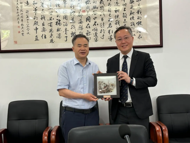 Rev. Xie Bingguo, president of East China Theological Seminary, welcomed Rev. Dr. Edwin Tay, principal of Trinity Theological College in Singapore, at East China Theological Seminary in Shanghai on September 11, 2024.