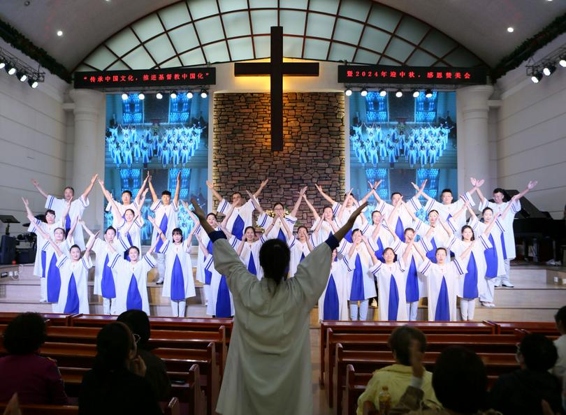 A choir performed on the praise meeting to celebrate the Mid-Autumn Festival at Yingkou Church, in Yingkou City, Liaoning Province, on September 15, 2024.