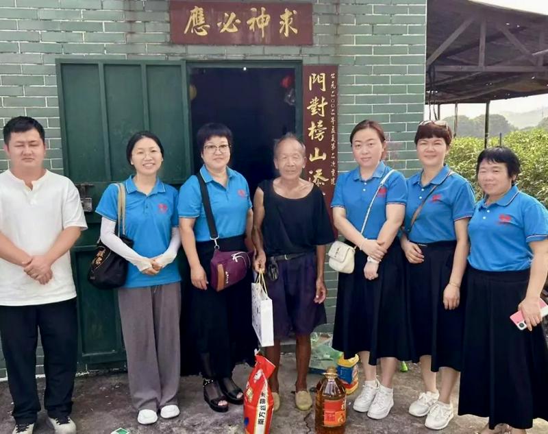 The pastoral team from the Lilin Church visited an elderly person who lives alone with daily necessities and mooncakes in Huizhou City, Guangdong Province, on September 12, 2024.