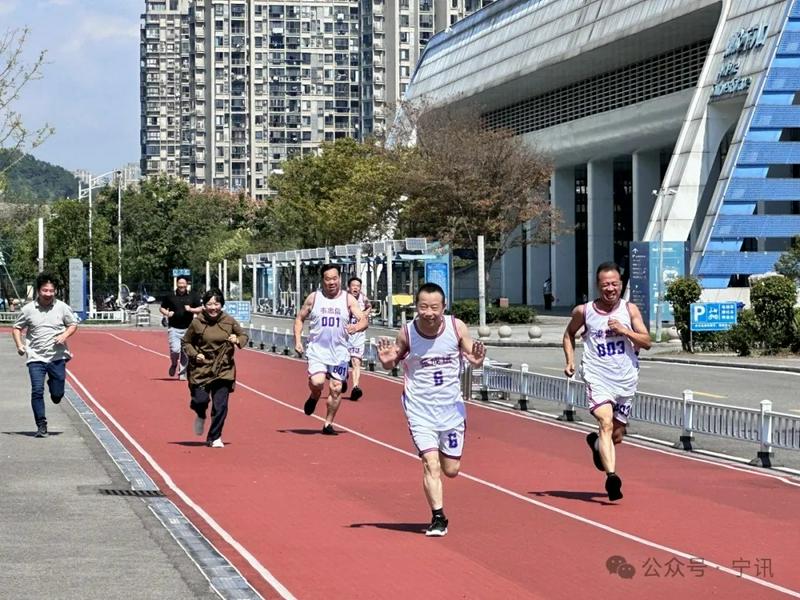 Athletes raced at a sports networking gathering held by Ningde Municipal CC&TSPM in Ningde City, Fujian Province, on October 14, 2024.
