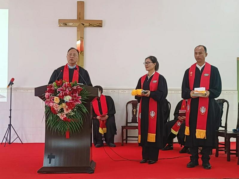 The newly ordained Pastor Chen Wenjie and Elder Lin Zhaosen received Bibles and stoles at the ordination ceremony at Chengdong Church in Xuwen County, Zhanjiang City, on October 28, 2024.