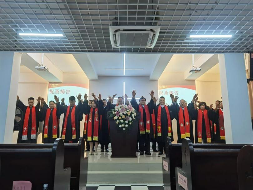 Pastors raised their hands to bless the new church building of Lilin Church at the altar in Zhongkai High-Tech Zone, Huizhou City, on October 26, 2024.