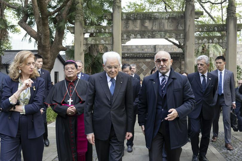 President Sergio Mattarella at the Catholic Missionaries' Cemetery in Hangzhou, paid homage to the tomb of Jesuit Prospero Intorcetta on November 11.