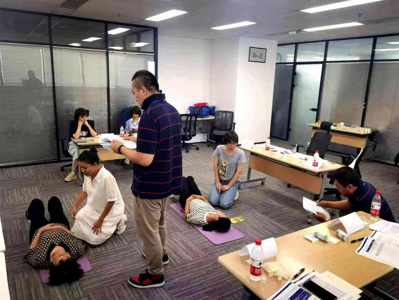 Church staff members of Beishi Church in Shenyang City, Liaoning Province, participate in the security company's training for the operation of AED.