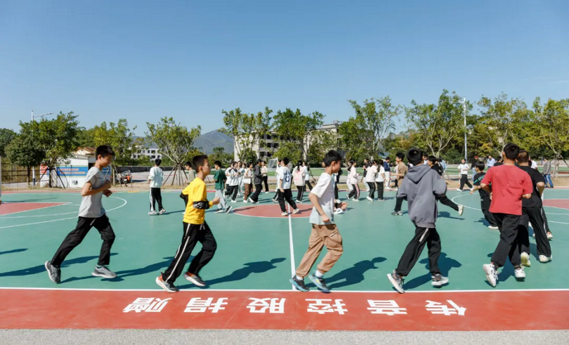 Students ran on the new court donated by the Amity Foundation and Shenzhen Transsion Holdings Co., Ltd. at Shazhouba Branch of Ruijin No. 4 Middle School in Ruijin City, Jiangxi Province, on an unknown date.