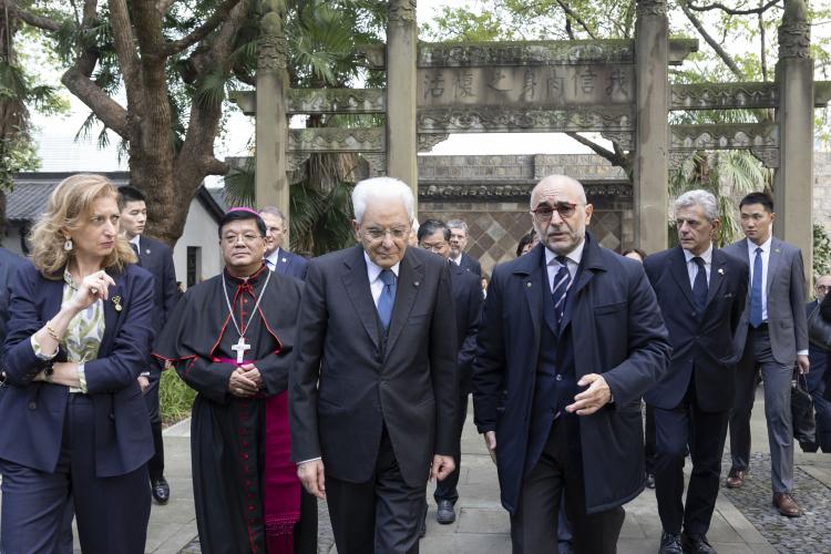 President Sergio Mattarella at the Catholic Missionaries' Cemetery in Hangzhou paid homage to the tomb of Jesuit Prospero Intorcetta on November 11.