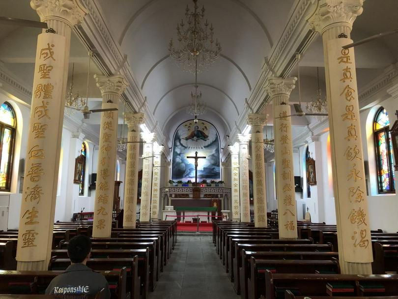 A picture of the interior of the Hangzhou Catholic Church in Zhejiang