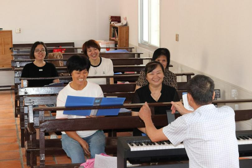 Recently, Pastor Wu Shanguang taught the congregants to sing and play the piano at Shancheng Church in Zhangpu County, Zhangzhou City, Fujian Province.