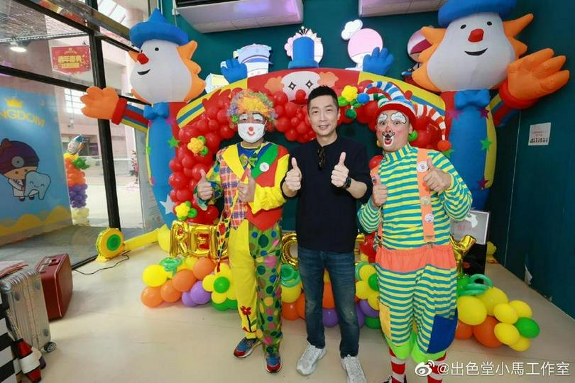 Christian actor Steven Ma Chun Wai (middle) was pictured with two clowns during the “Red Nose Hospital Clown Association” activity before his own birthday.