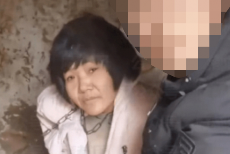 A screenshot of a video posted on January 28, 2022, showed a woman of eight children was chained to a hut in the cold weather.
