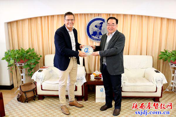 Rev. Erik Burklin, president of China Partners from the U.S., exchanged a gift with Rev. Wang Jun, president and chairperson of Shaanxi CC&TSPM in Xi'an City, Shaanxi Province, on October 23, 2024.