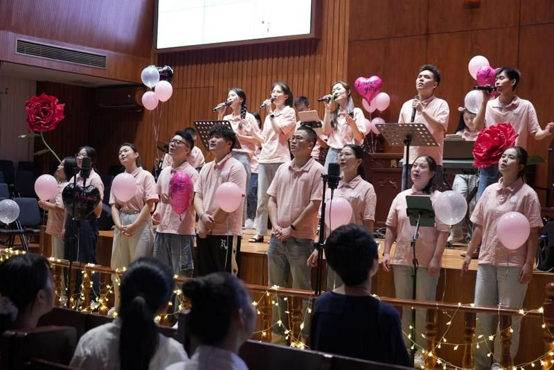 A photo of young believers sang hymns of praise at the "It’s All for Love" praise gathering at Shangdu Church in Fuzhou City, Fujian Province, on Chinese Valentine's Day, August 10, 2024