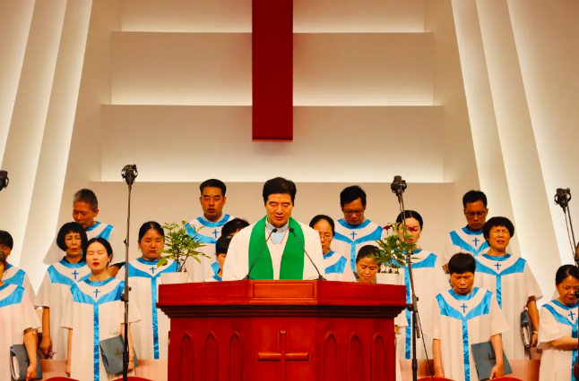 Rev. Wu Yimin hosted a baptism service at Banshan Church in Hangzhou, Zhejiang, on July 7, 2024.