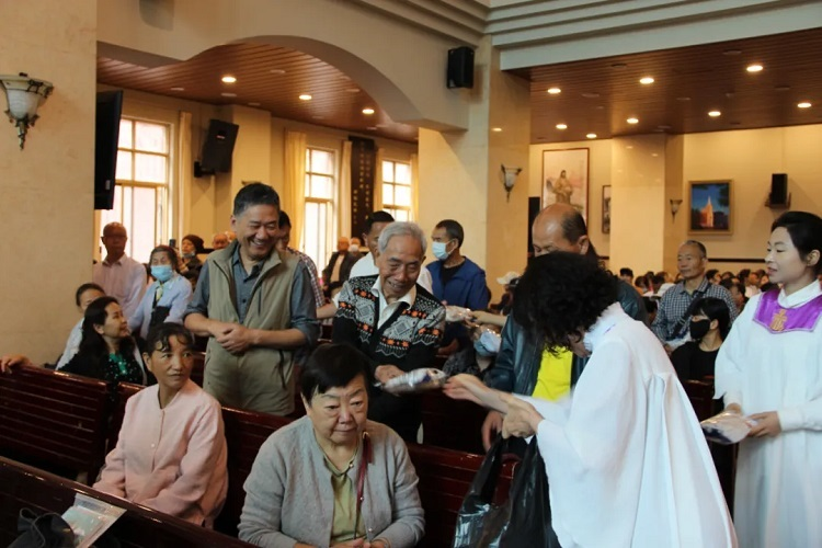 Christian fathers received gifts during the Father's Day service at Yunnan Trinity International Church of Kunming on June 16, 2024.