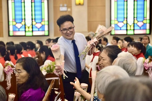 Flowers were presented to Christian mothers during a Mother’s Day Sunday service held at Zion Church in Guangzhou, Guangdong, on May 12, 2024.