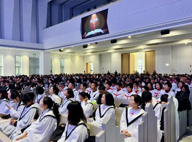 Audiences enjoyed performances during the sacred music gathering at Louqiao Church in Ouhai District, Wenzhou City, Zhejiang Province, on November 30, 2024.