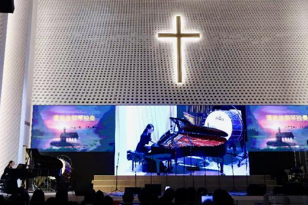 Pan Shishi, a Steinway honorary young teacher and vice chairperson of Musico Arts de Versailles in Wenzhou, delivered a piano solo performance during the sacred music gathering at Louqiao Church in Ouhai District, Wenzhou City, Zhejiang Province, on November 30, 2024.