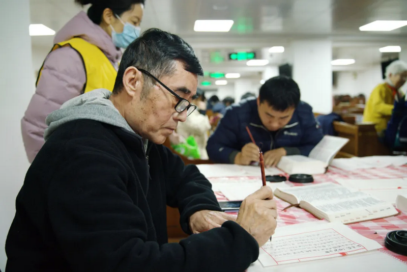 A believer hand-copied Scriptures using a brush pen during the Bible Day Calligraphy Exhibition at Chongwenmen Church in Beijing on December 8, 2024.