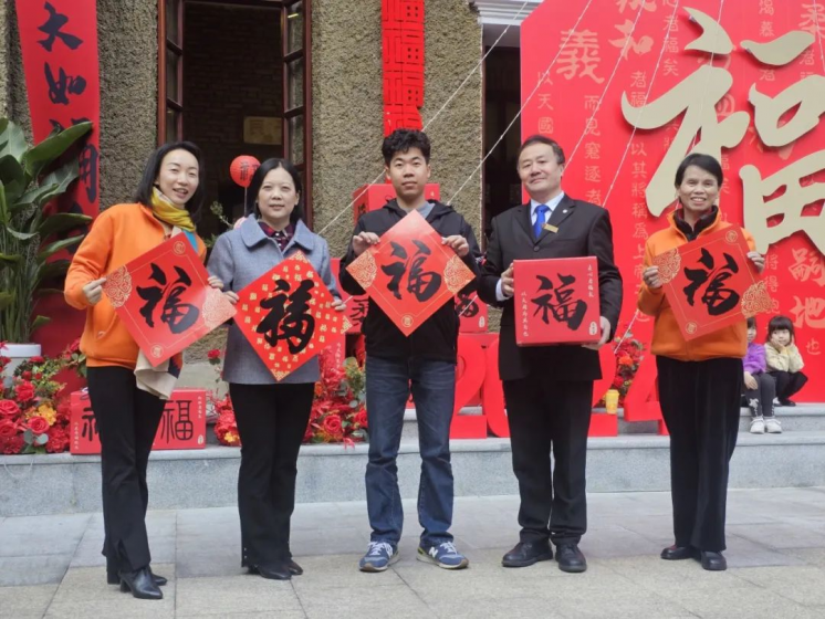 Believers took a group photo holding the characters "福" (fortune) at Guangxiao Church in Guangzhou City, Guangdong Province, in early February, before the Chinese New Year.