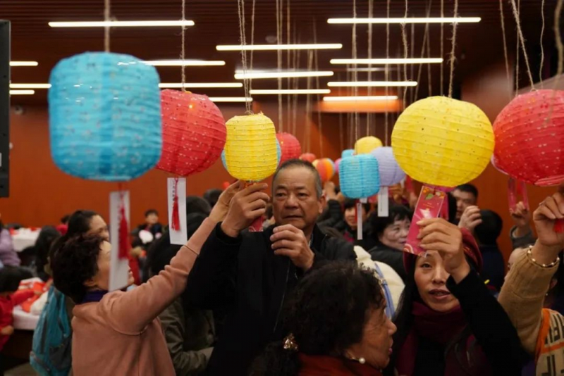 Believers checked the lantern puzzles at the Beichen Church-organized cultural experience event in Kunming City, Yunnan Province, on January 31, 2024.
