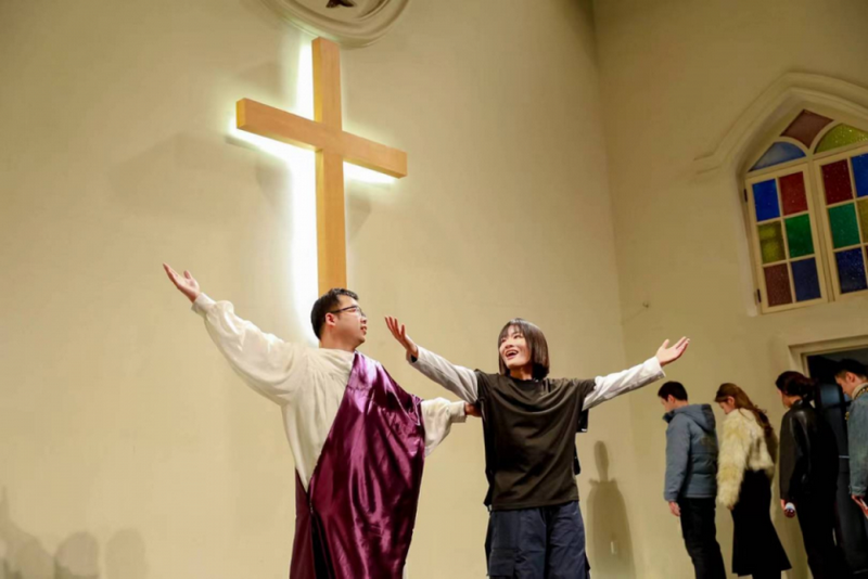 The youth fellowship performed a Christmas play to celebrate Christmas at the Huaxiang Church in Fuzhou City, Fujian Province, on December 23, 2023.