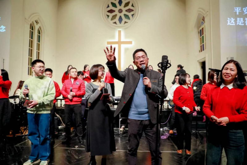 The youth fellowship sang to celebrate Christmas at the Huaxiang Church in Fuzhou City, Fujian Province, on December 23, 2023.