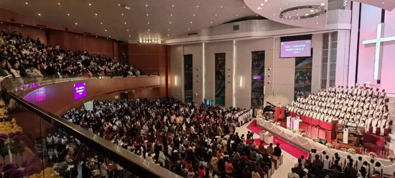 Congregations gathered to commemorate Christmas at the Tianhe Church in Guangzhou City, Guangdong Province, on December 24, 2023.