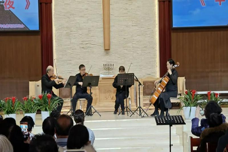 Believers performed the instrument chorus to celebrate Christmas in the Gospel Church in Daxing District, Beijing City, on December 25, 2023.