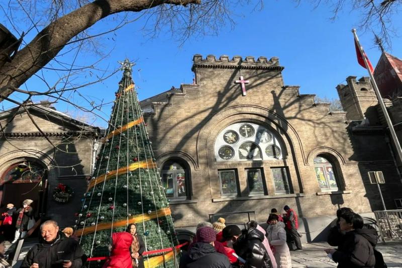 A picture of a huge Christmas tree outside the Beijing Chongwenmen Church