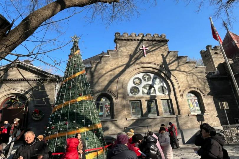 A picture of a huge Christmas tree outside the Beijing Chongwenmen Church