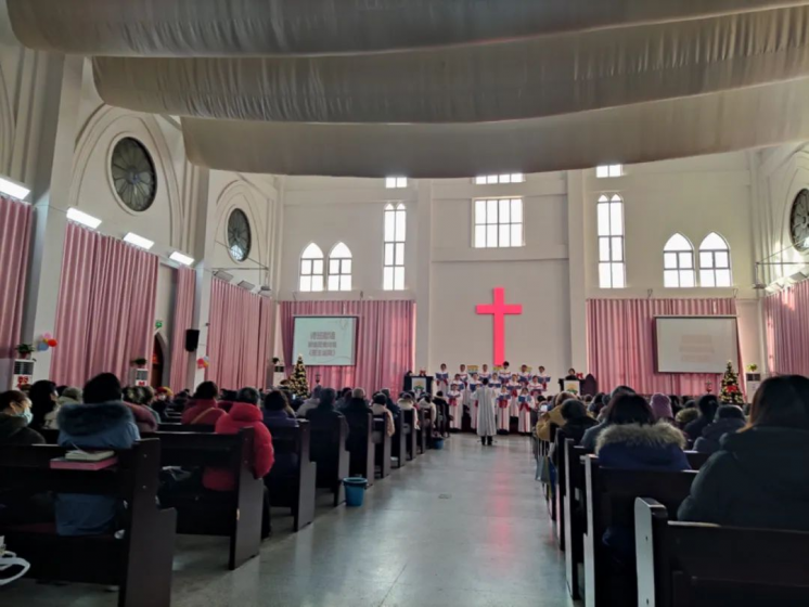 The Sheshanxingcheng Church held a themed Sunday service, "Today, a Savior is born for you," in Xixia District, Nanjing City, Jiangsu Province, on December 24, 2023.