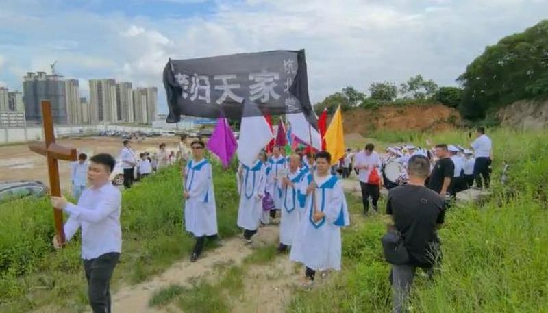 Staff members of the Kengbei Church led the congregation to enter the cemetery of Dr. John Sung Shang Chieh in Putian City, Fujian Province, on August 18, 2024.