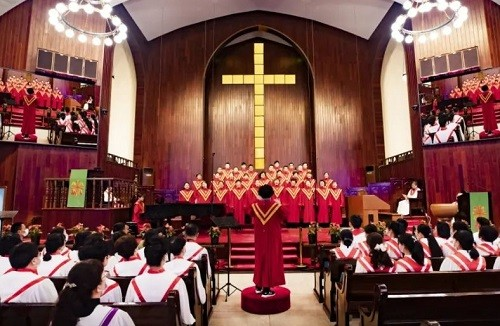 The choir of Tianshui Church in Hangzhou sang a hymn during an exchange conference of the Sinicization of sacred music held in Gulou Church in Hangzhou, Zhejiang, on November 16, 2022.